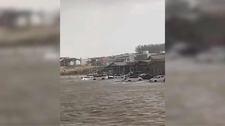 Tsunami meteorológico atinge Santa Catarina e arrasta carros para o mar; veja vídeo tsunami-meteorologico-atinge-santa-catarina-e-arrasta-carros-para-o-mar;-veja-video