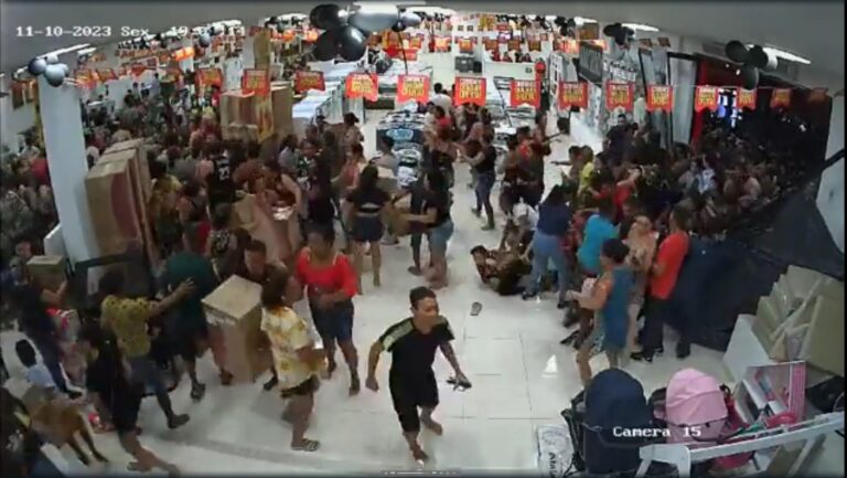 Vídeo: esquenta para Black Friday deixa 40 feridos em loja em Macapá (AP) video:-esquenta-para-black-friday-deixa-40-feridos-em-loja-em-macapa-(ap)