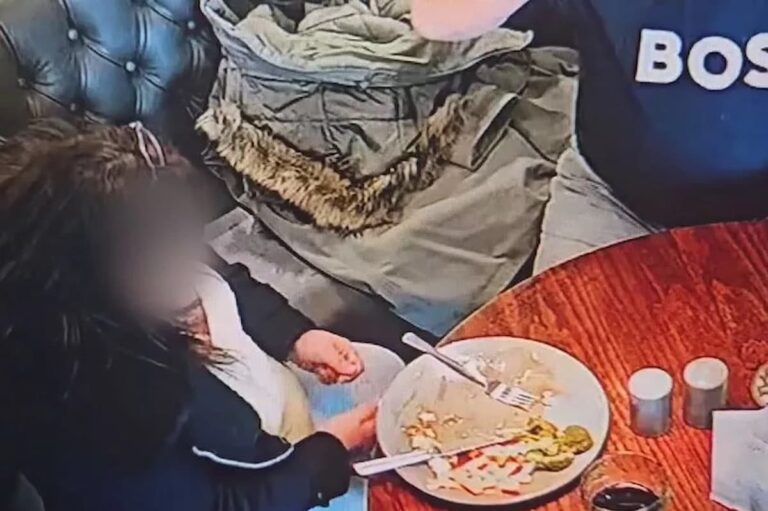 Mulher foi flagrada colocando cabelo na comida para não pagar a conta mulher-foi-flagrada-colocando-cabelo-na-comida-para-nao-pagar-a-conta