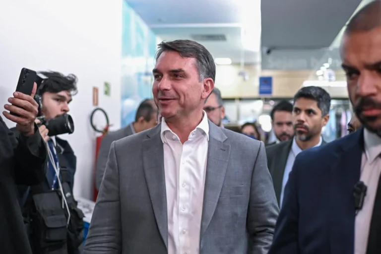 Flávio recua, diz que vai ao debate da Band e provoca Lula: “Te espero” flavio-recua,-diz-que-vai-ao-debate-da-band-e-provoca-lula:-“te-espero”