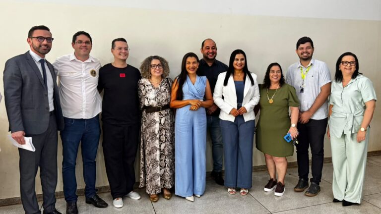 sebrae-e-semed-palmas-firmam-parceria-para-levar-dinocards-as-escolas-municipais