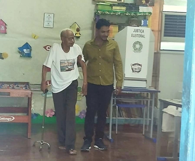 Aos 98 anos, eleitor vai às urnas acompanhado do neto de 21 anos em Natividade aos-98-anos,-eleitor-vai-as-urnas-acompanhado-do-neto-de-21-anos-em-natividade