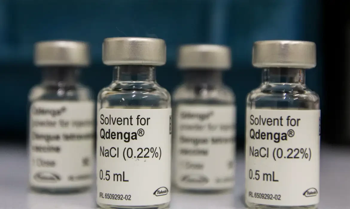 Em destaque: Três milhões de adolescentes estão com vacinação contra a dengue incompleta