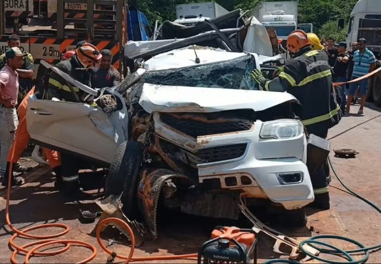 crianca-morre-e-tres-pessoas-ficam-feridas-em-acidente-entre-caminhonete-e-caminhoes-na-br-153